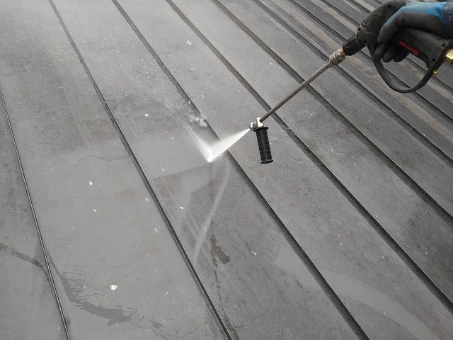 北杜市　ガルバリウム鋼板　塗装工事　高圧洗浄　遮熱塗料